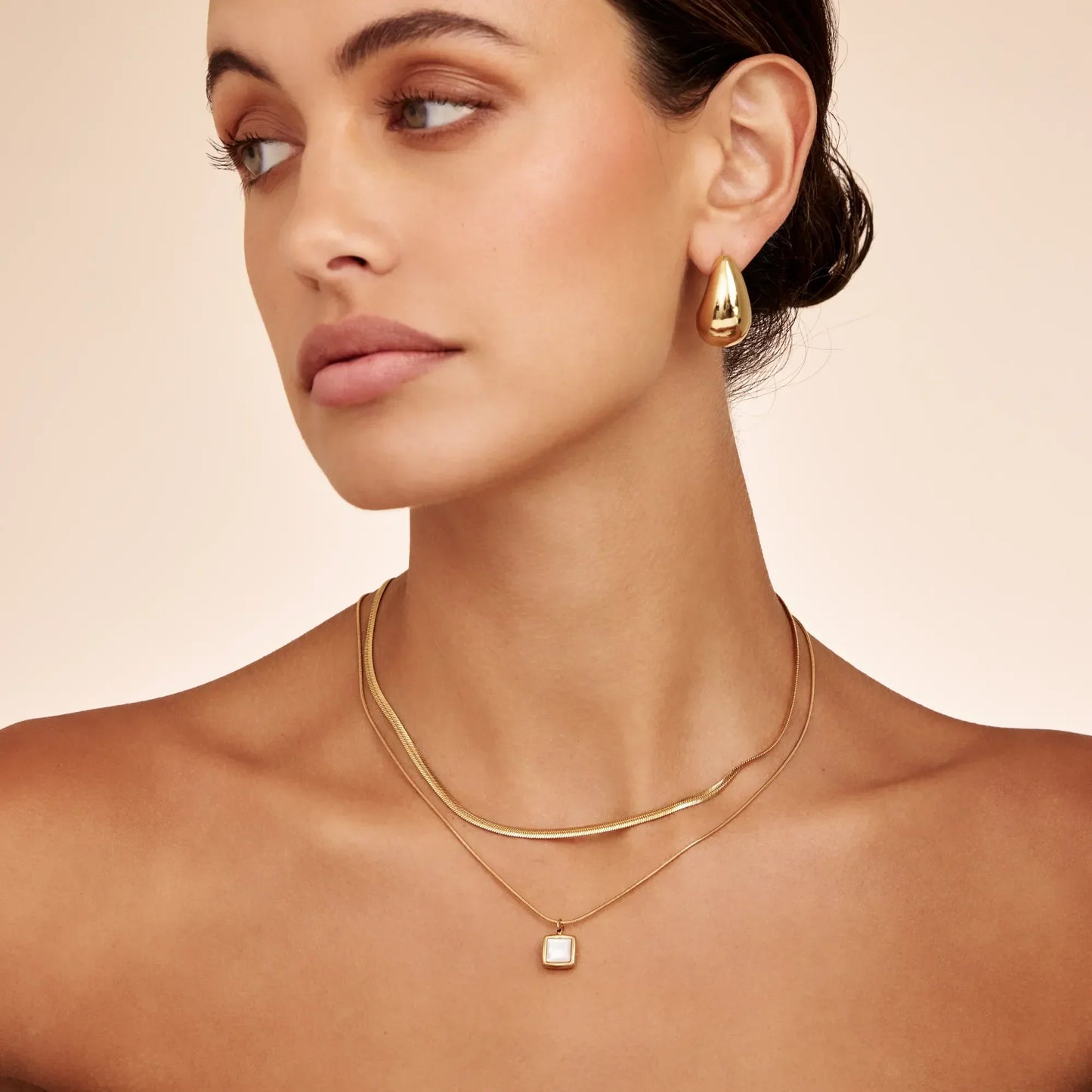 Kette mit quadratischem Perlmutt-Anhänger