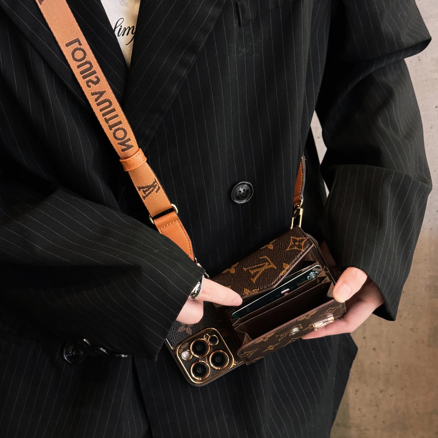 Premium Leder iPhone-Hülle mit integriertem Portemonnaie & abnehmbarem Gurt
