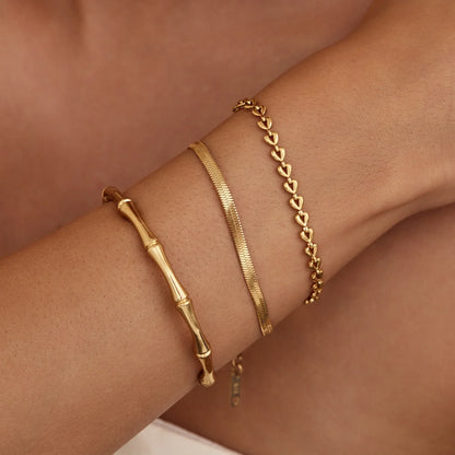 Goldener Armreif im Bambus-Design