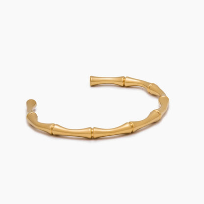 Goldener Armreif im Bambus-Design