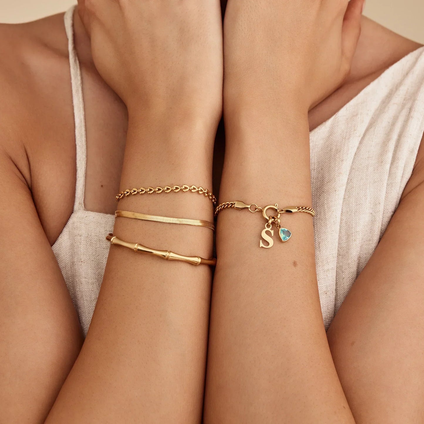 Goldener Armreif im Bambus-Design