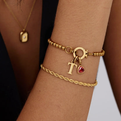 Perlenarmband mit Geburtsstein und Initial-Charm