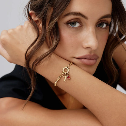 Perlenarmband mit Geburtsstein und Initial-Charm