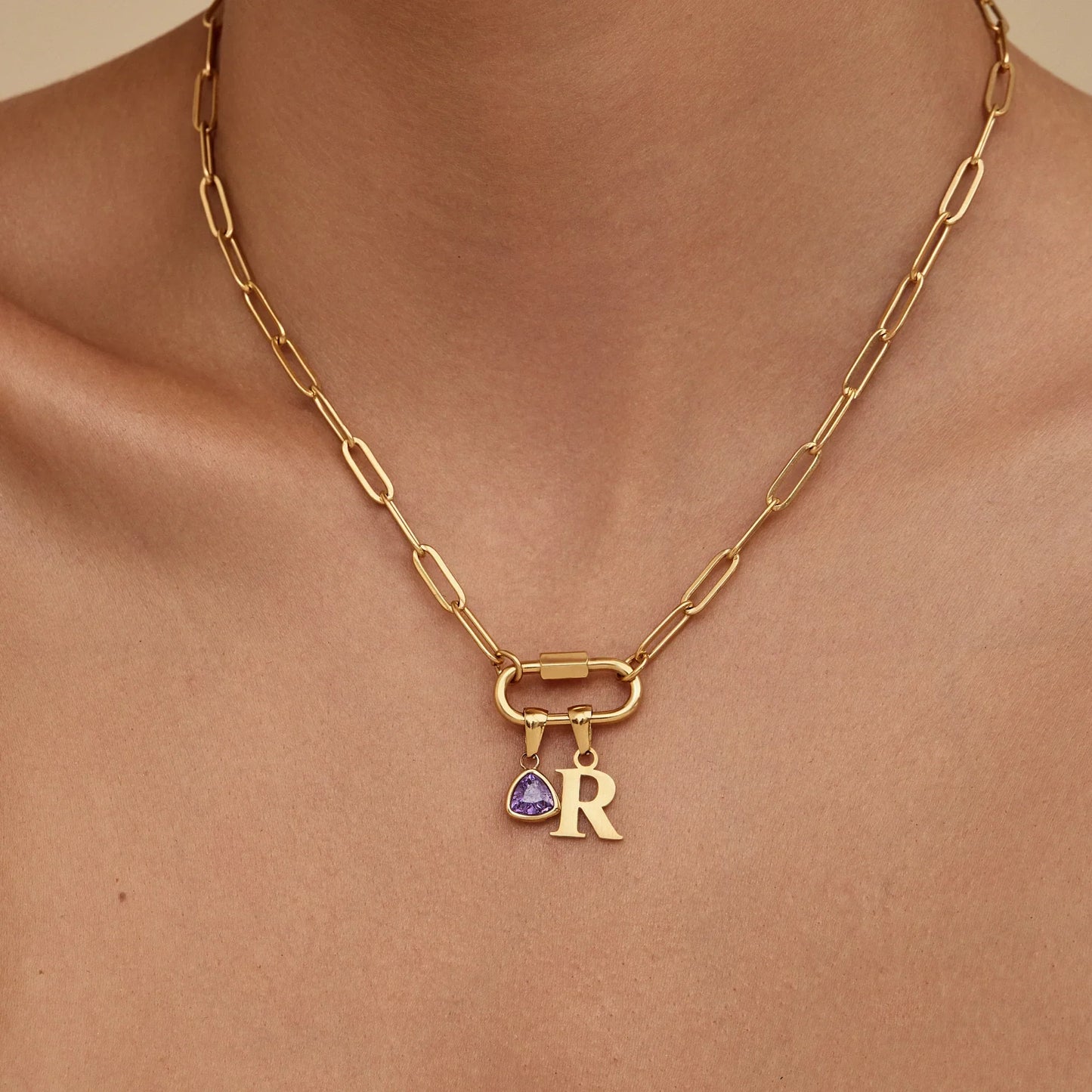 Karabiner-Charm-Halskette mit Initiale und Geburtsstein
