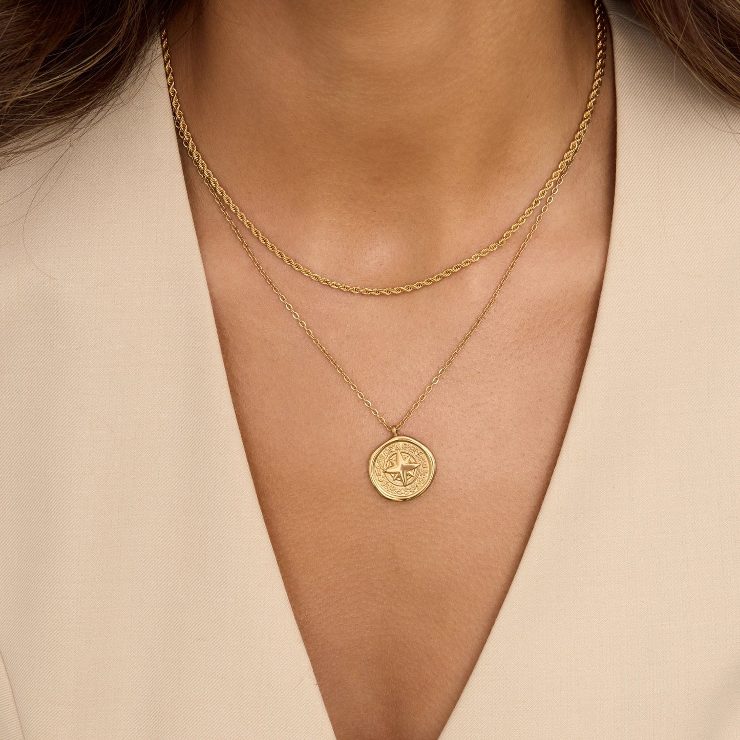 Kette mit goldenem Kompass