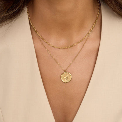 Kette mit goldenem Kompass