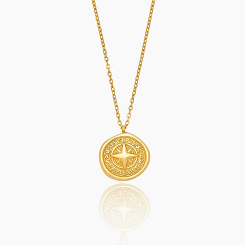Kette mit goldenem Kompass