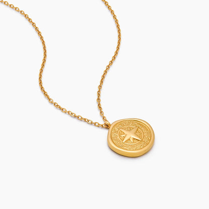 Kette mit goldenem Kompass