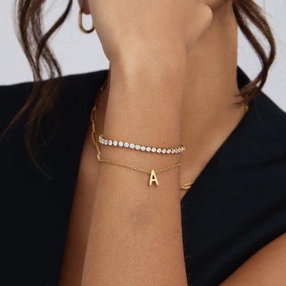 Zartes Initial-Charm-Armband