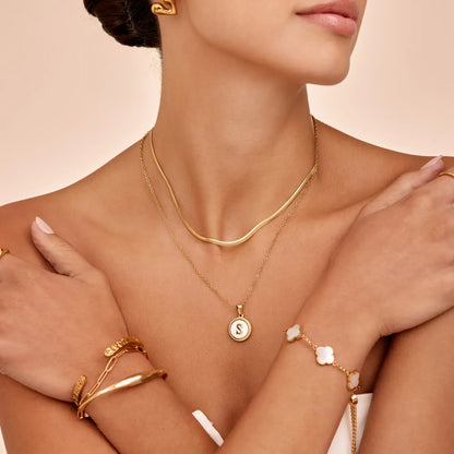 Kette mit Initiale-Anhänger aus Perlmutt