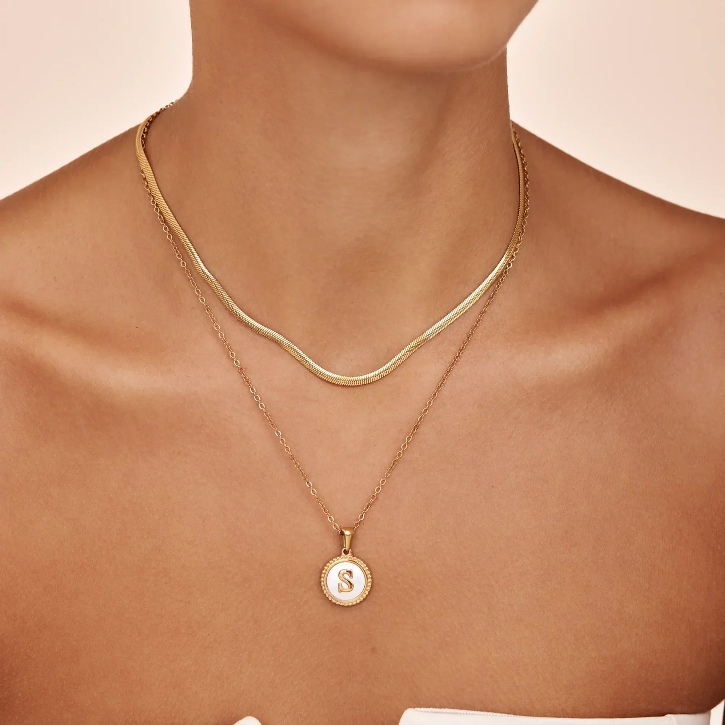 Kette mit Initiale-Anhänger aus Perlmutt