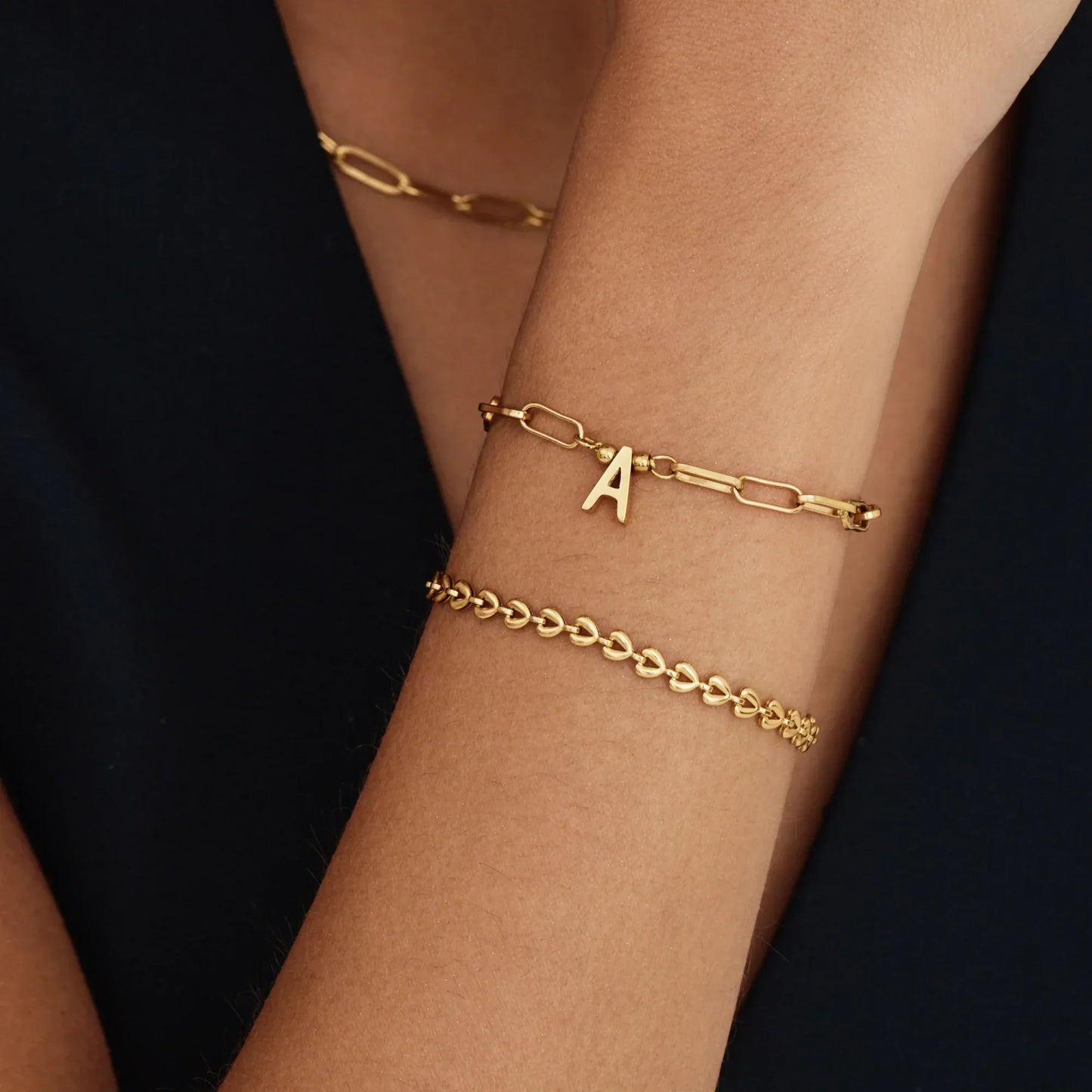 Büroklammer-Armband mit Initial-Charm