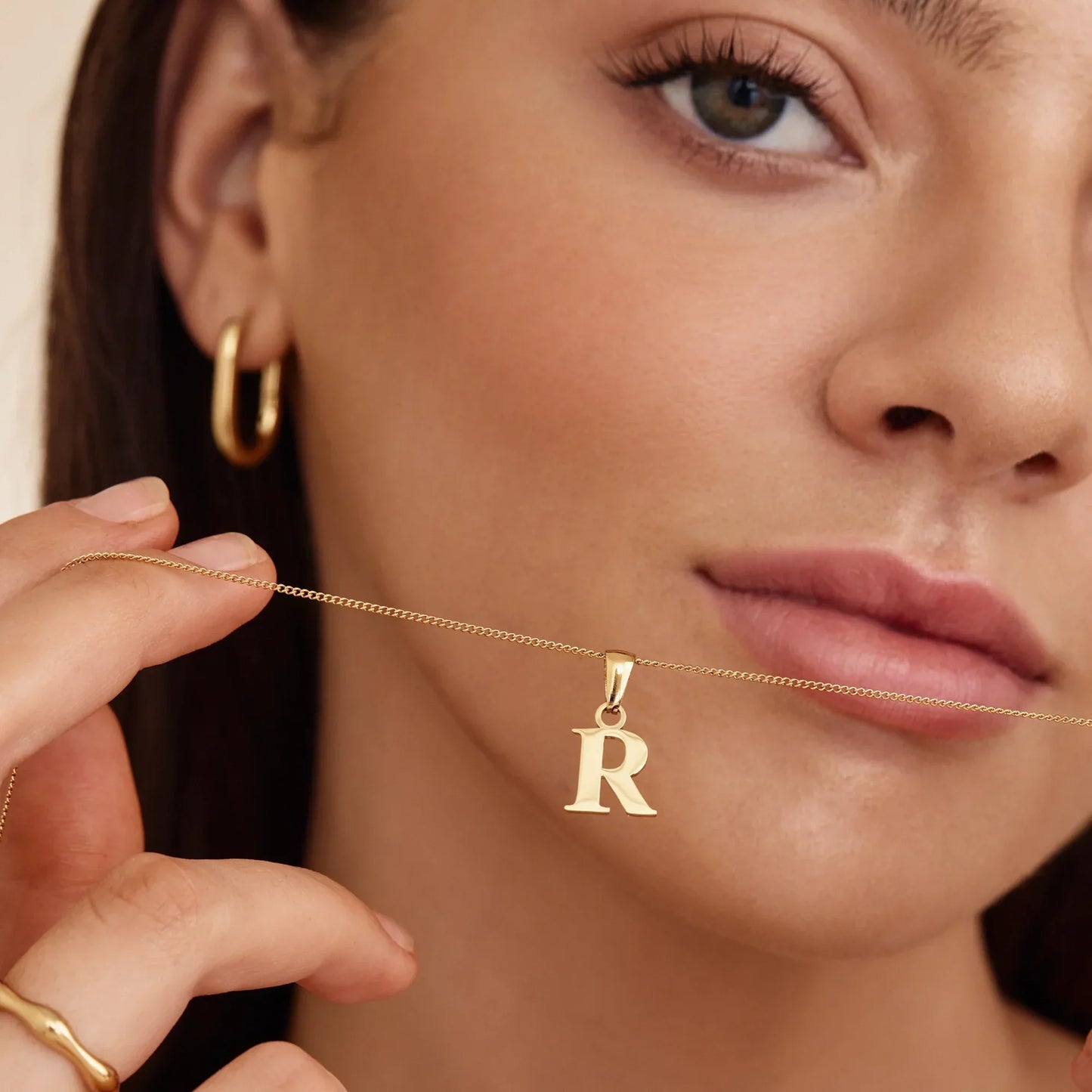 Goldene Halskette mit Initiale