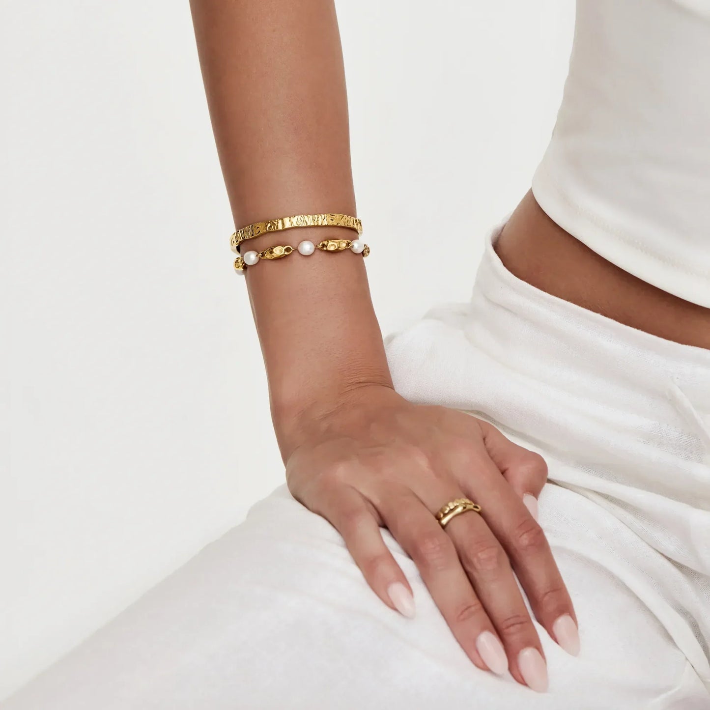 Süßwasserperlen-Armband mit geschmolzenem Gold