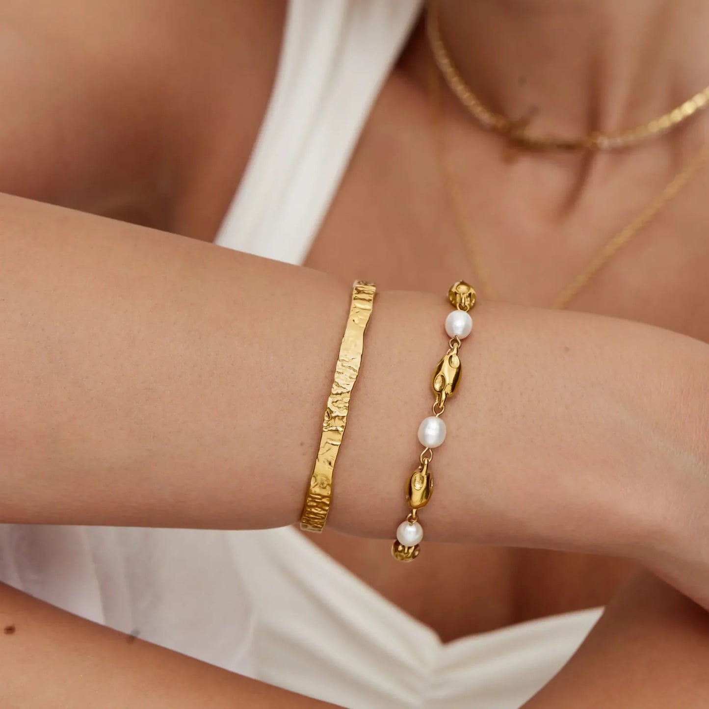 Süßwasserperlen-Armband mit geschmolzenem Gold