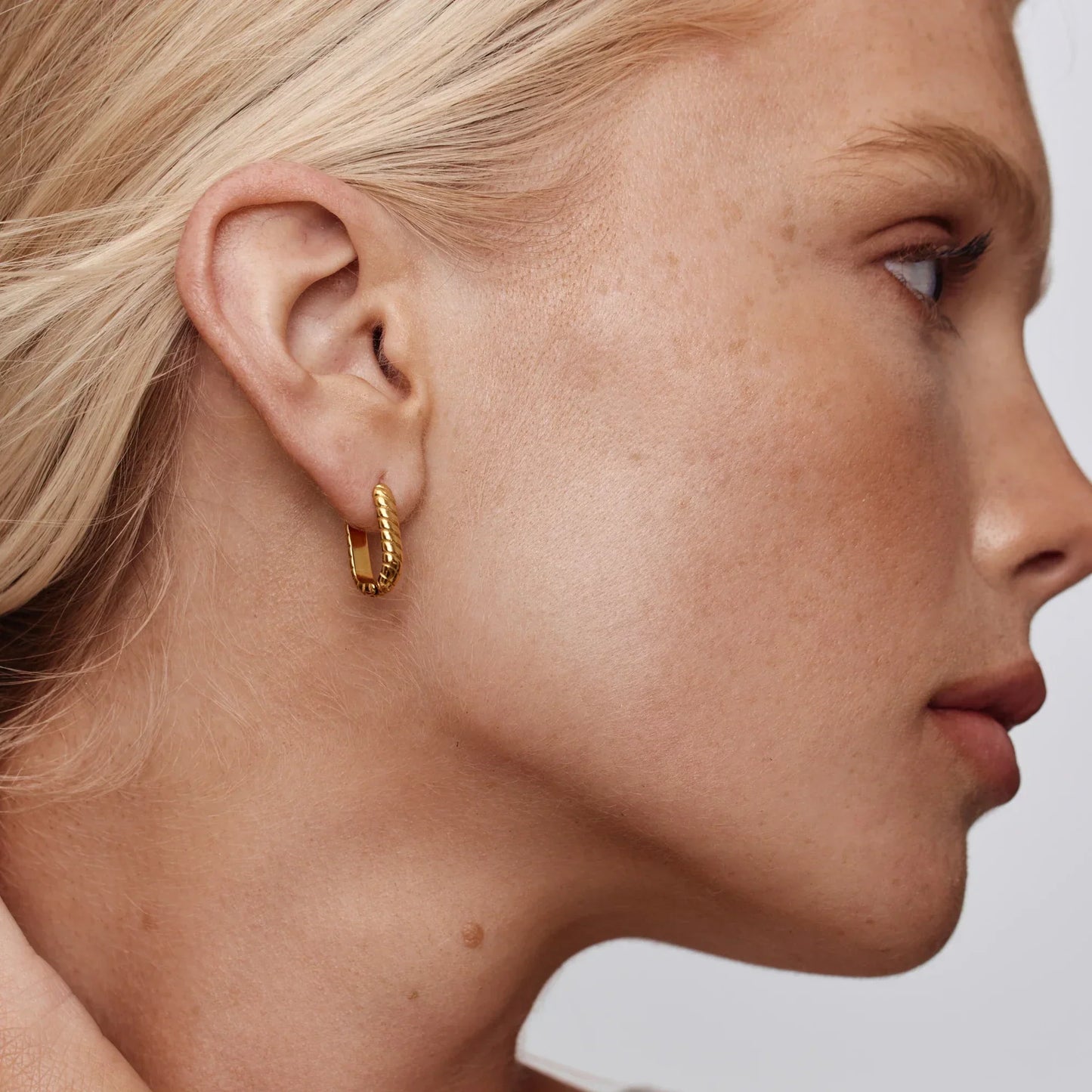 Roma Twist Huggie Creolen