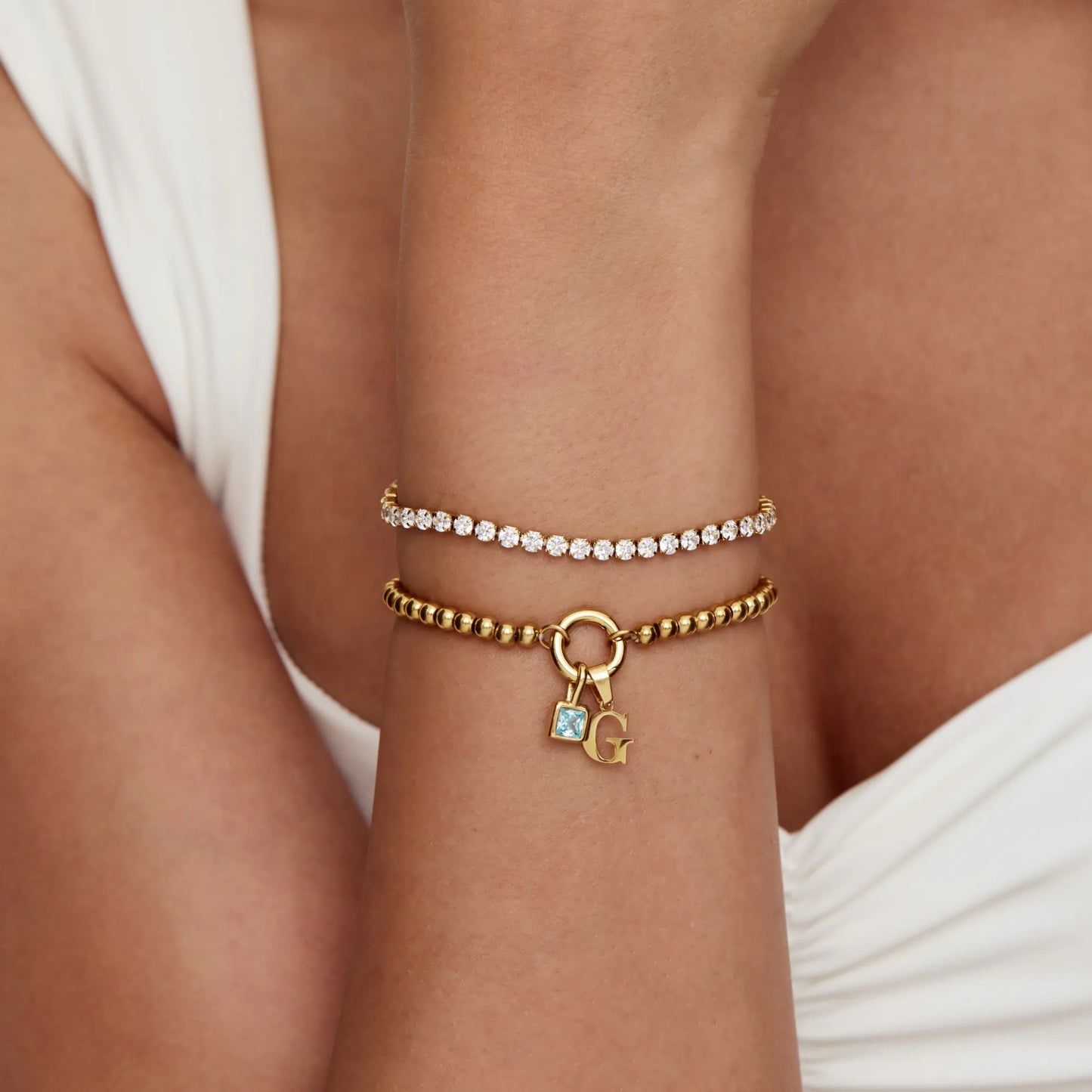 Perlenarmband mit Initiale und Geburtsstein