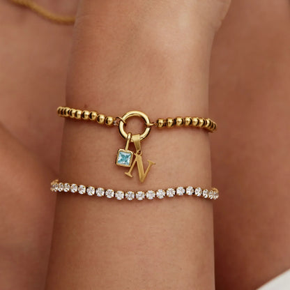 Perlenarmband mit Initiale und Geburtsstein