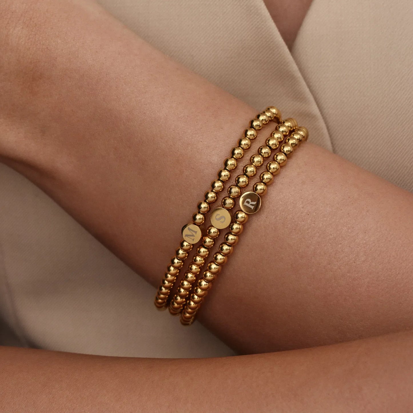 Graviertes Initial-Perlenarmband