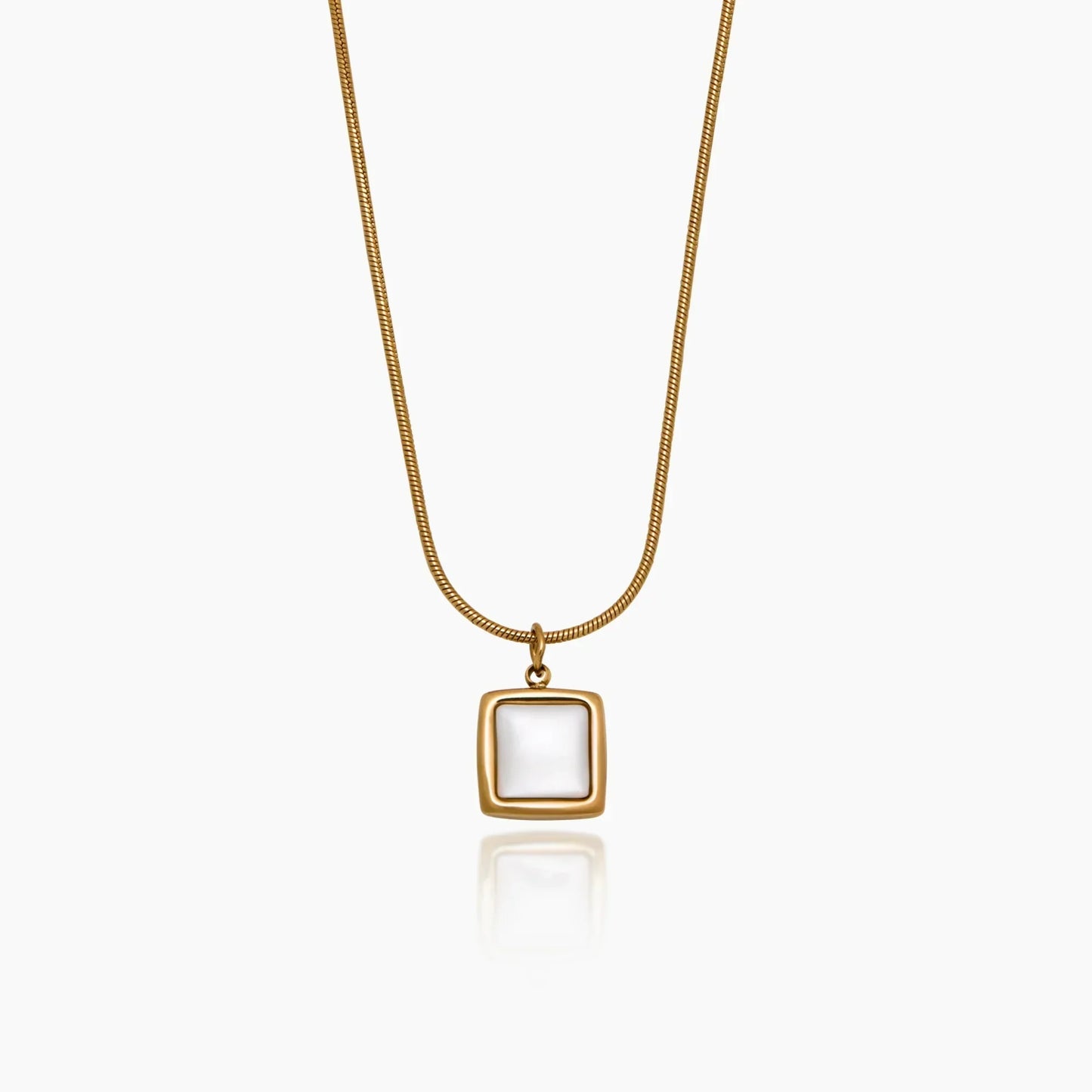 Kette mit quadratischem Perlmutt-Anhänger