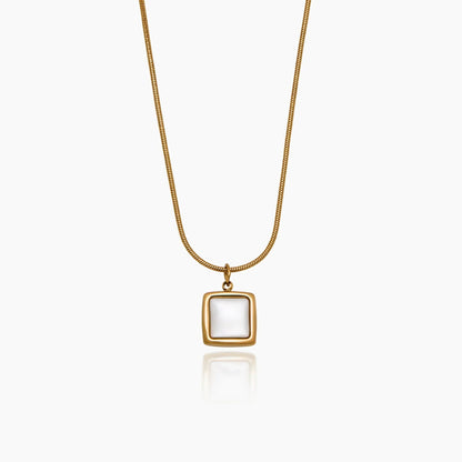 Kette mit quadratischem Perlmutt-Anhänger