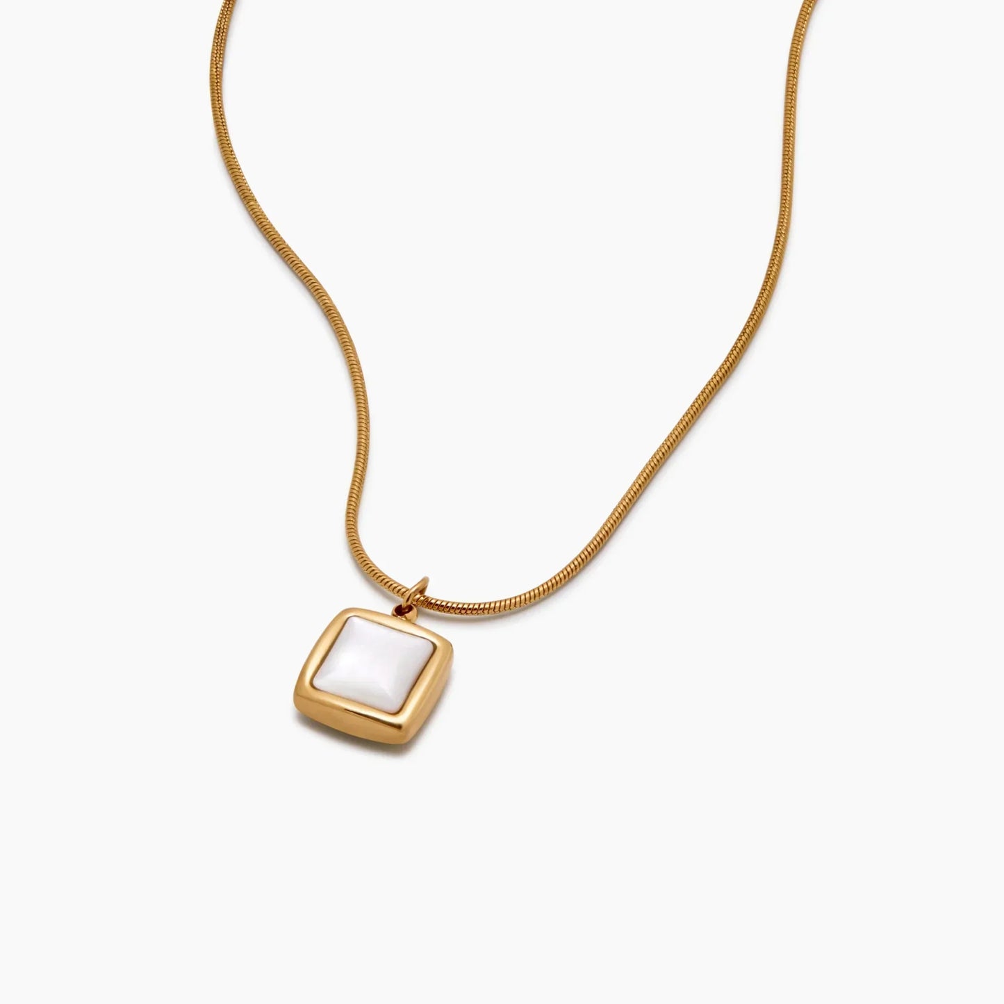 Kette mit quadratischem Perlmutt-Anhänger