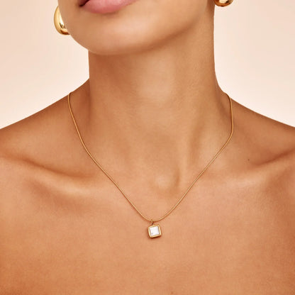 Kette mit quadratischem Perlmutt-Anhänger