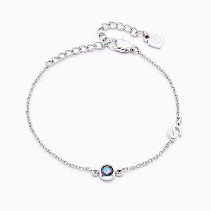 Seitlich gefasstes Initial-Geburtsstein-Armband